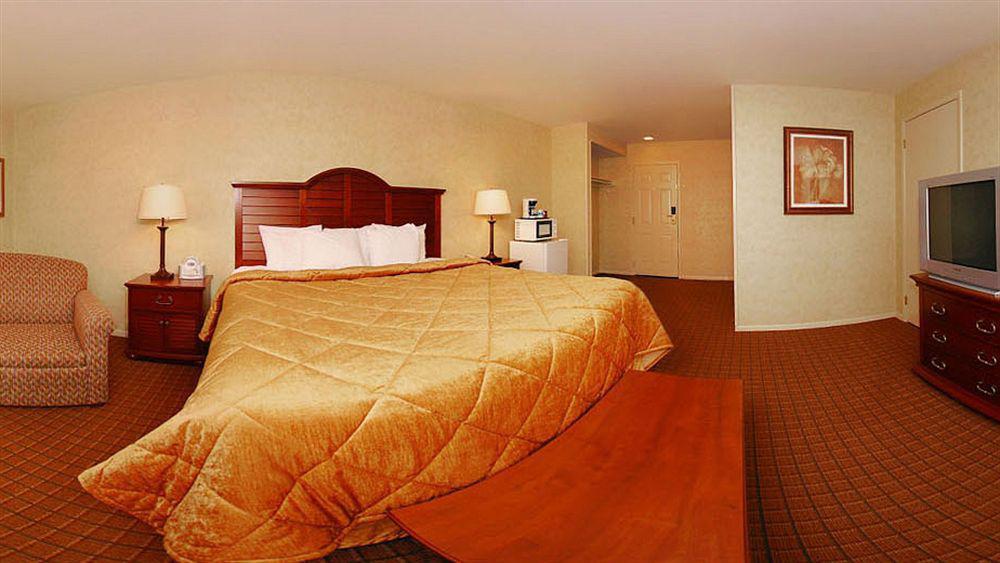 Quality Inn Pittsburgh Airport Oakdale ภายนอก รูปภาพ
